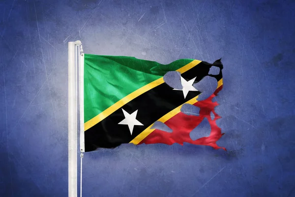 Gescheurde vlag van Saint Kitts en Nevis vliegen tegen grunge achtergrond — Stockfoto