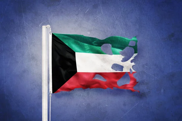 Bandeira rasgada do Kuwait voando contra fundo grunge — Fotografia de Stock