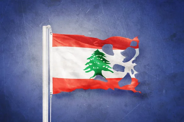 Yırtık grunge arka planda uçan Lübnan Bayrağı — Stok fotoğraf