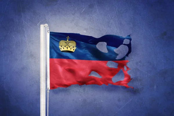 Sönderrivna flagga Liechtenstein flyger mot grunge bakgrund — Stockfoto