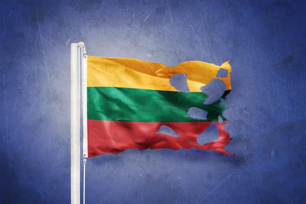 Zerrissene litauische Flagge weht vor Grunge-Hintergrund — Stockfoto