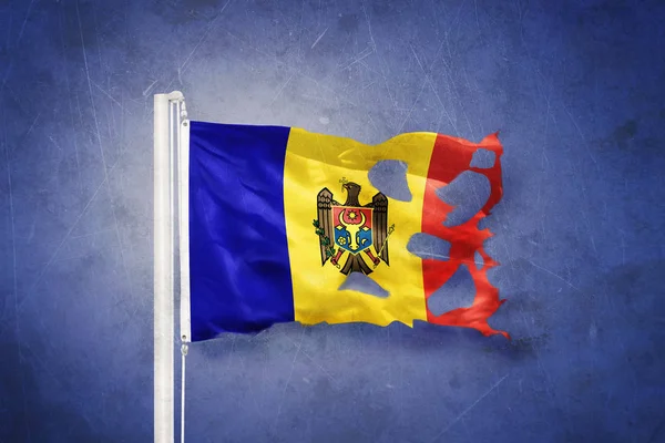 Bandeira rasgada da Moldávia voando contra fundo grunge — Fotografia de Stock