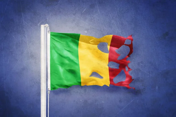 Torn flag of Mali flying against grunge background — Stock Photo, Image