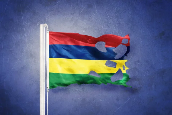 Gescheurde vlag van Mauritius vliegen tegen grunge achtergrond — Stockfoto
