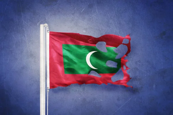 Torn flag of Maldives flying against grunge background — Stock Photo, Image