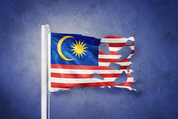 Zerrissene malaysische Flagge weht vor Grunge-Hintergrund — Stockfoto
