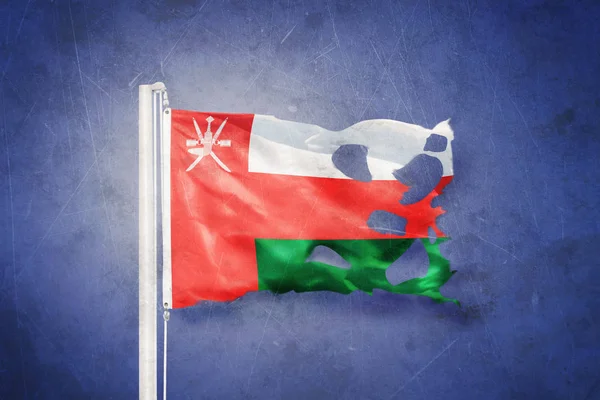 Bandera rasgada de Omán ondeando sobre fondo grunge —  Fotos de Stock