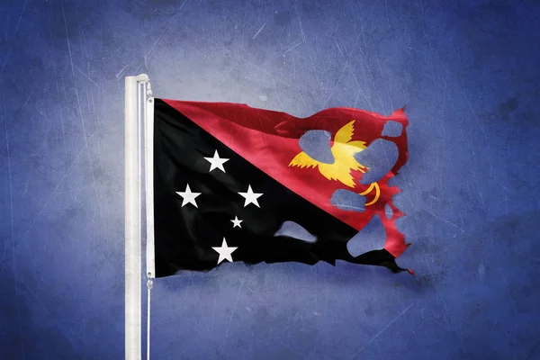 Pápua Új-Guinea grunge háttérben repülő szakadt zászlaja — Stock Fotó