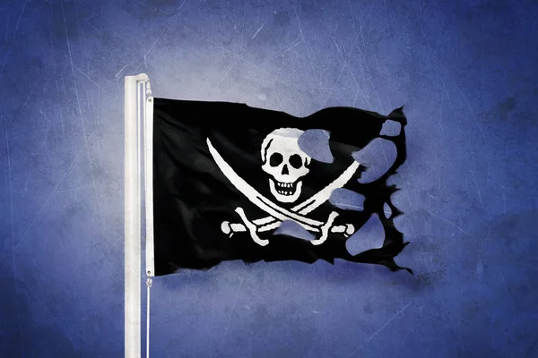 Torn Jolly Roger Bandera pirata soplando en el viento —  Fotos de Stock