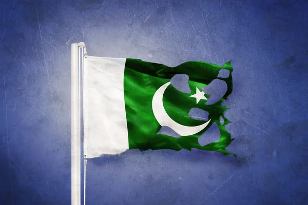 Torn flag of Pakistan flying against grunge background — Stock Photo, Image