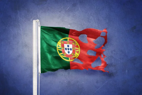 Poszarpane flaga Portugalii flying przed tło grunge — Zdjęcie stockowe