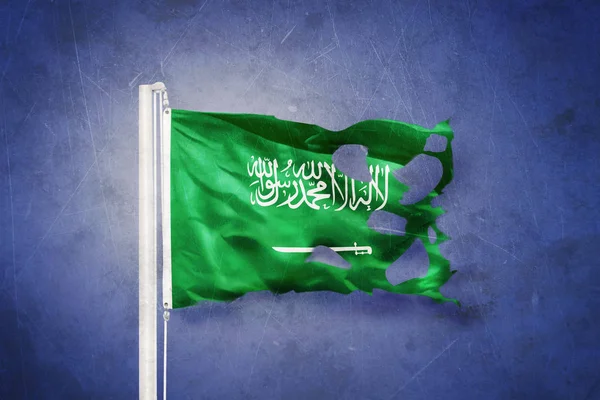 Torn flag of Saudi Arabia flying against grunge background — Stock Photo, Image