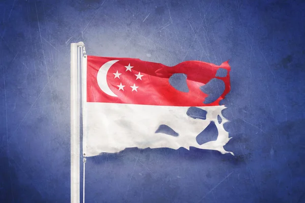 Zerrissene Flagge von Singapore weht vor Grunge-Hintergrund — Stockfoto