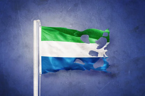 Sönderrivna flagga Sierra Leone flyger mot grunge bakgrund — Stockfoto