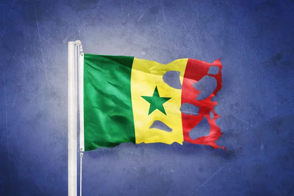 Gescheurde vlag van Senegal vliegen tegen grunge achtergrond — Stockfoto