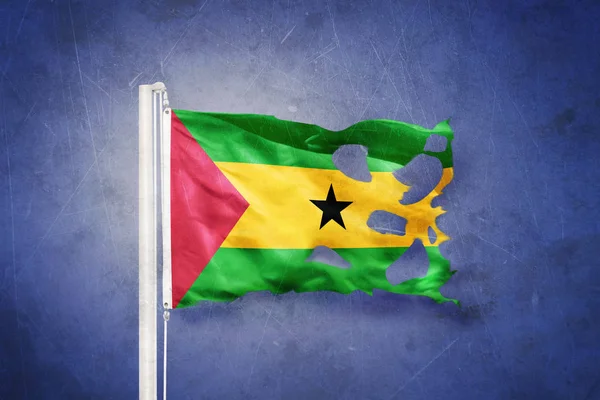 Vlag van Sao Tomé en Principe tegen grunge achtergrond gescheurd — Stockfoto