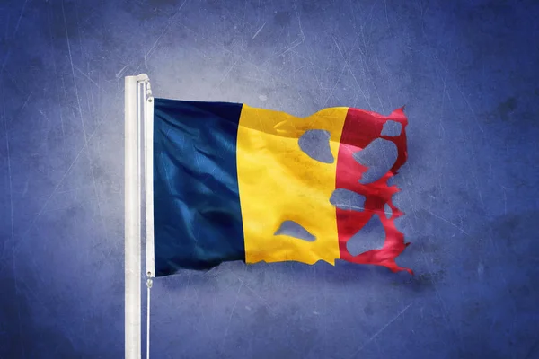 Sönderrivna flagga Tchad flyger mot grunge bakgrund — Stockfoto