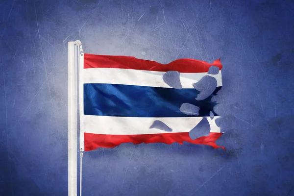 Sönderrivna flagga Thailand flyger mot grunge bakgrund — Stockfoto