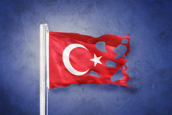 Poszarpane flagi Turcji flying przed tło grunge — Zdjęcie stockowe