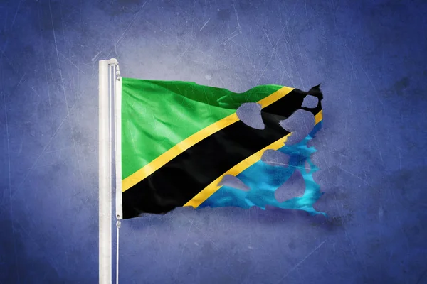 Bandera rasgada de Tanzania ondeando sobre fondo grunge — Foto de Stock