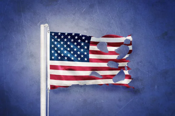 Poszarpane flagi Usa flying przed tło grunge — Zdjęcie stockowe