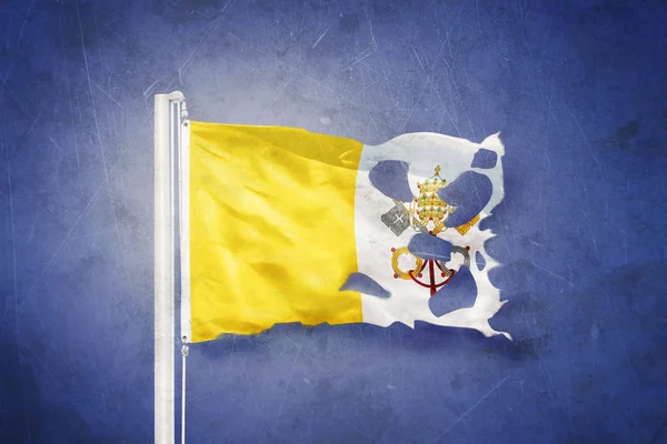 Torn flag of Vatican City flying against grunge background — Stock Photo, Image