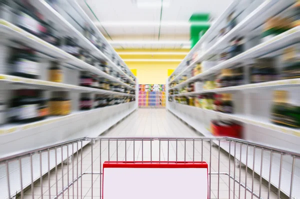 Carrito de compras Vista en un pasillo de supermercado y estantes - Imagen tiene poca profundidad de campo —  Fotos de Stock
