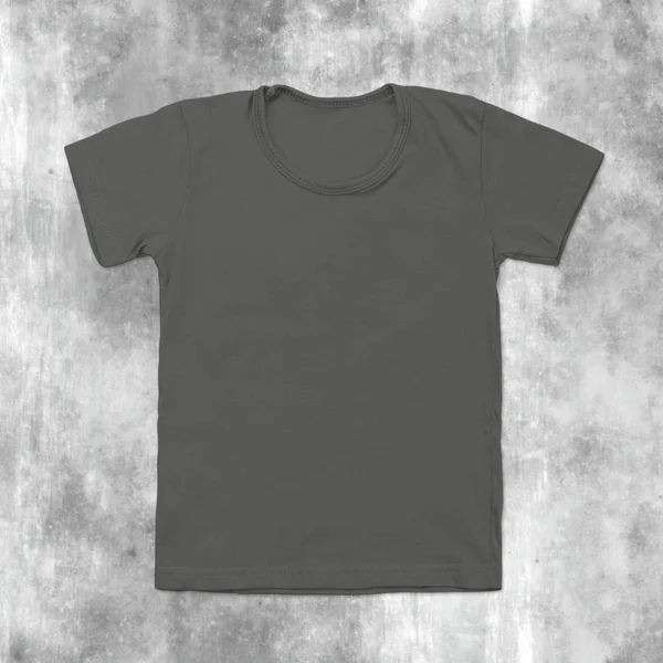 T-shirt blanc gris sur fond foncé fissuré — Photo