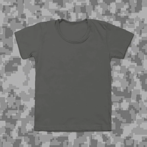 Grijze leeg t-shirt op camouflage achtergrond — Stockfoto