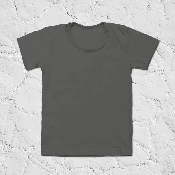 T-shirt blanc gris sur fond de pierre sombre — Photo