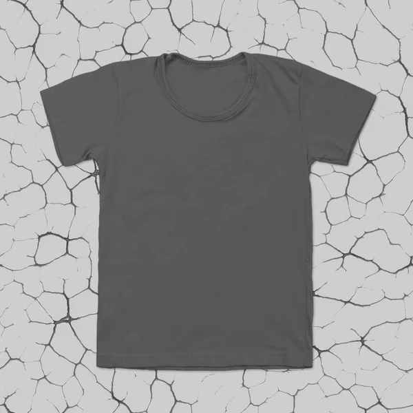 Grijze leeg t-shirt op donkere gebarsten achtergrond — Stockfoto