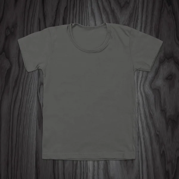 Szary t-shirt puste na ciemnym tle drewna — Zdjęcie stockowe