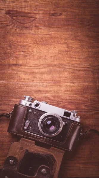 Telecamera retrò su legno tavolo sfondo tono di colore vintage — Foto Stock