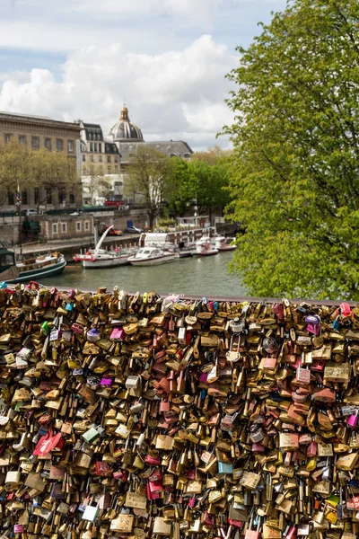 Liefde lock op een brug in Parijs. — Stockfoto