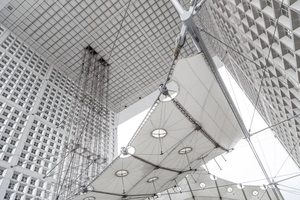 Construcción cromada de los ascensores de Grande Arche en La D fense en París —  Fotos de Stock