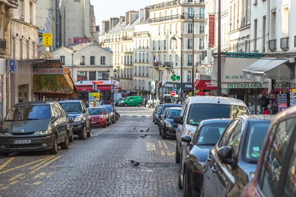 Παρίσι, Γαλλία, 26 Μαρτίου 2017: Προβολή σε στενό λιθόστρωτο δρόμο ανάμεσα σε παραδοσιακή παριζιάνικη κτίρια στο Παρίσι, Γαλλία. — Φωτογραφία Αρχείου