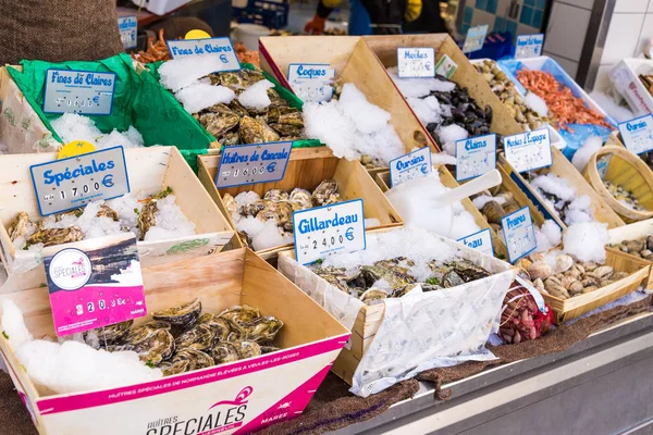 Párizs, Franciaország, 2017. március 26.: Halak és tenger gyümölcsei, boltban, Paris utca — Stock Fotó