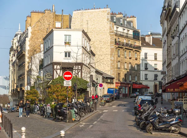 Париж, Франція, 26 березня 2017: Погляд на вузьких брукованій вулиці між традиційним паризьких будинків в Парижі. — стокове фото