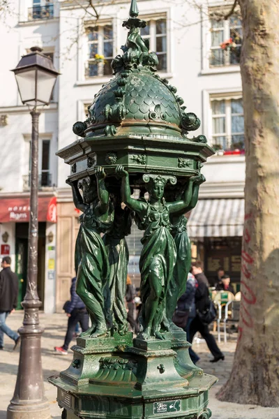 파리에서에 여자 그룹 조각으로 마시는 골동품 월레스 분수 중 하나 — 스톡 사진