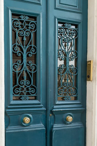 Groene deur met metalen knop — Stockfoto