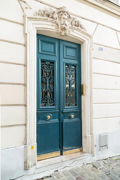 Entrance green door with metal knob — Stock Photo, Image