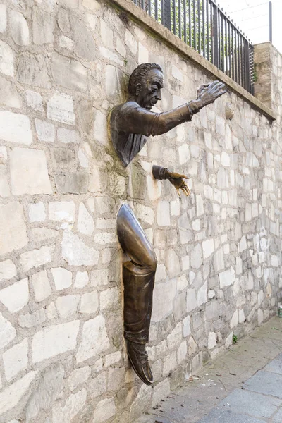 París, Francia, 26 de marzo de 2017: Jean Marais escultura "Le Passe-Muraille" Hombre que caminó por las paredes, 1989 en Montmartre. Le Passe-Muraille es el título de una historia de Marcel Ayme . —  Fotos de Stock