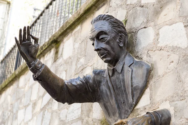 París, Francia, 26 de marzo de 2017: Jean Marais escultura "Le Passe-Muraille" Hombre que caminó por las paredes, 1989 en Montmartre. Le Passe-Muraille es el título de una historia de Marcel Ayme . —  Fotos de Stock