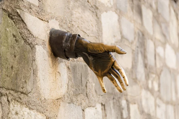 Paris, Frankrike, 26 mars 2017: Jean Marais skulptur "Le Passe-Muraille" mannen som gick genom väggar, 1989 på Montmartre. Le Passe-Muraille är titeln på en berättelse av Marcel Ayme. — Stockfoto