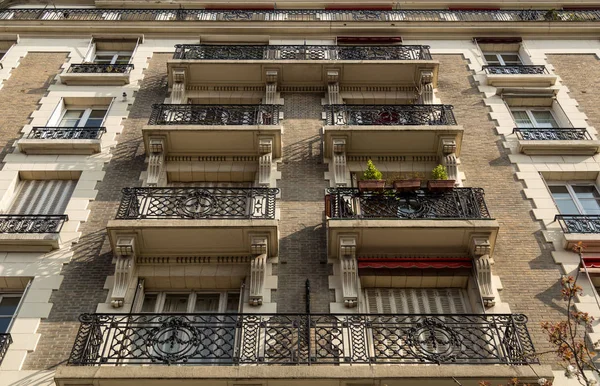 Tipico edificio Haussmann a Parigi . — Foto Stock