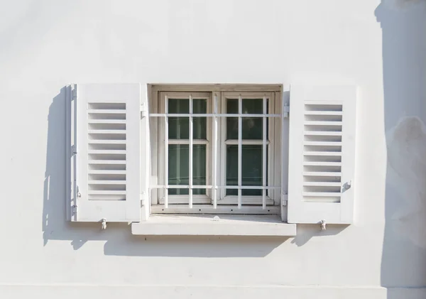 Bílé okno na bílé zdi — Stock fotografie