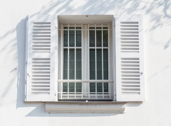 Vita fönster på vit vägg — Stockfoto