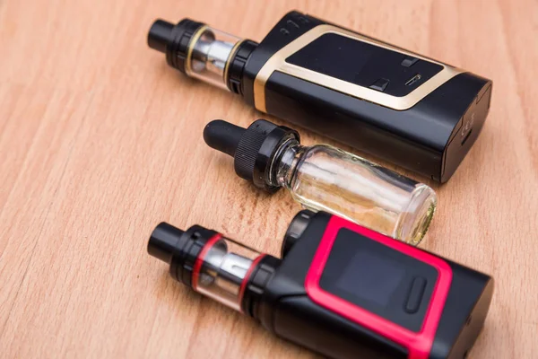 Vaping electronic mech mod and vape liquid. — Stock Photo, Image