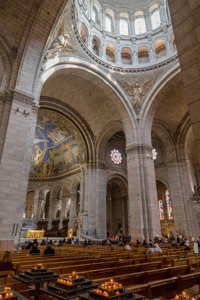 Parijs, Frankrijk, 26 maart 2017: Interieur van rooms-katholieke kerk en kleine basiliek Sacre-Coeur — Stockfoto