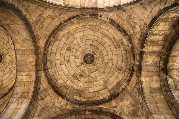 Παρίσι, Γαλλία, 26 Μαρτίου 2017: Εσωτερικό της Ρωμαιοκαθολικής Εκκλησίας και ήσσονος σημασίας Βασιλική Sacre-Coeur — Φωτογραφία Αρχείου